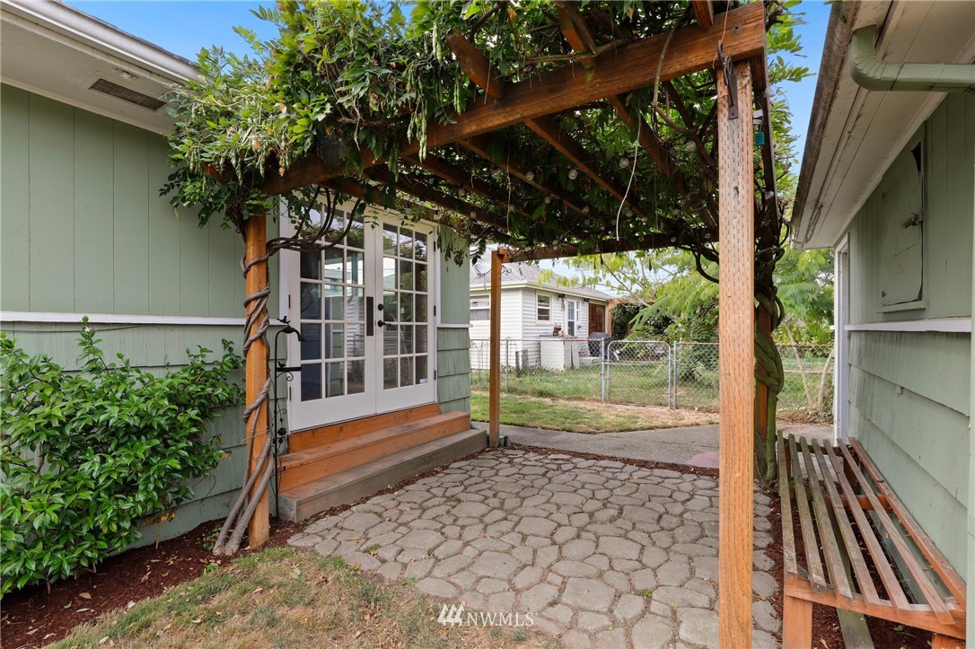 340 Wells Avenue North Renton, WA 98057 - Photo 22 of 23 a view of a back yard of the house