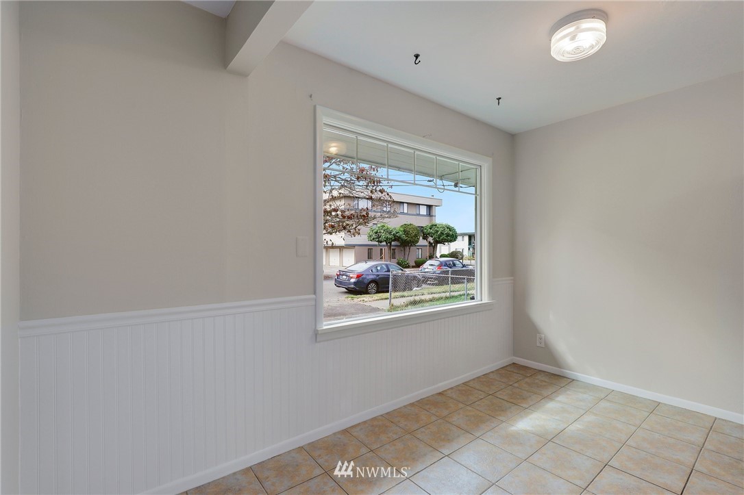 340 Wells Avenue North Renton, WA 98057 - Photo 7 of 23 an empty room with windows