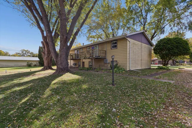 a view of a house with a yard