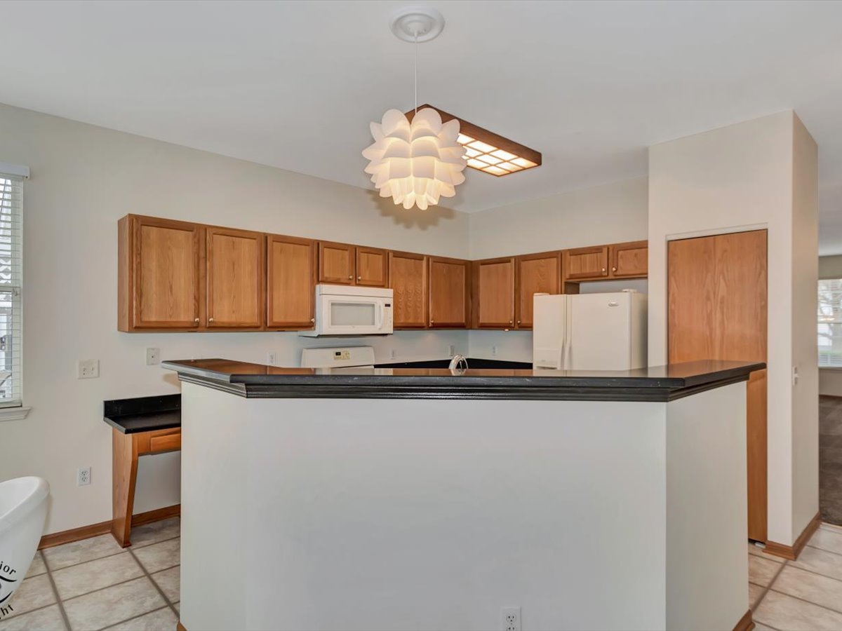 670 Wellston Lane Romeoville, IL 60446 - Photo 8 of 34