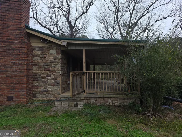 a view of house with backyard