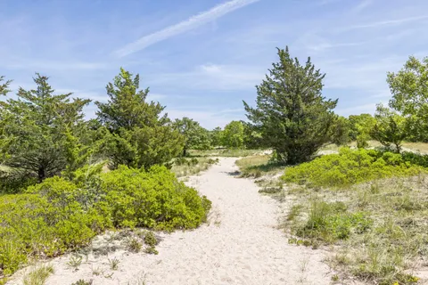 $1,799,000 | 60 Northwest Landing Road, East Hampton, NY 11937