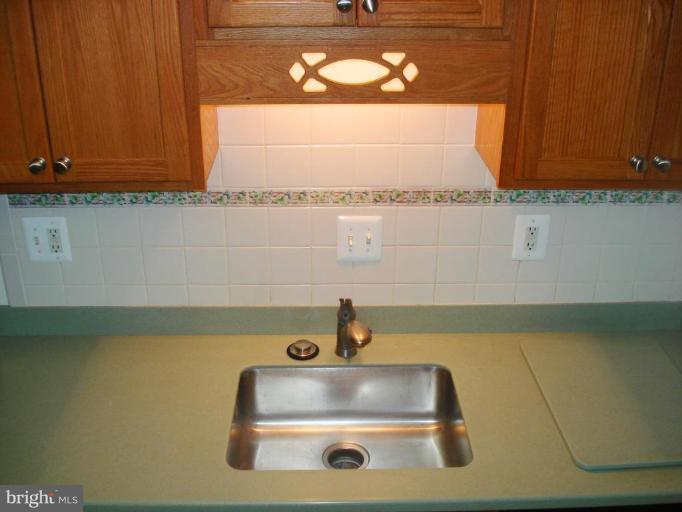7808 Miller Fall Road Derwood, MD 20855 - Photo 3 of 30 Ceramic Back-Splash/Corian/UPDATED CUSTM Cabinetry