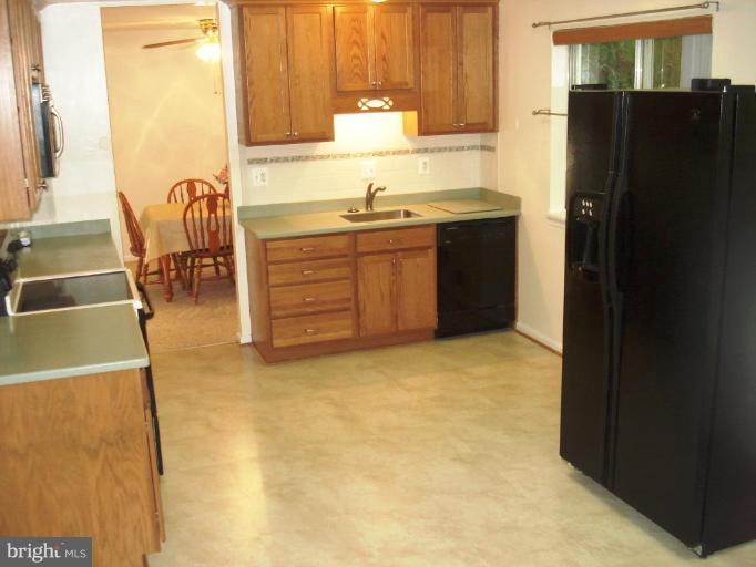 7808 Miller Fall Road Derwood, MD 20855 - Photo 4 of 30 UPDATED & EXPANSIVE KITCHEN to PLEASE 3 PANTRIES!