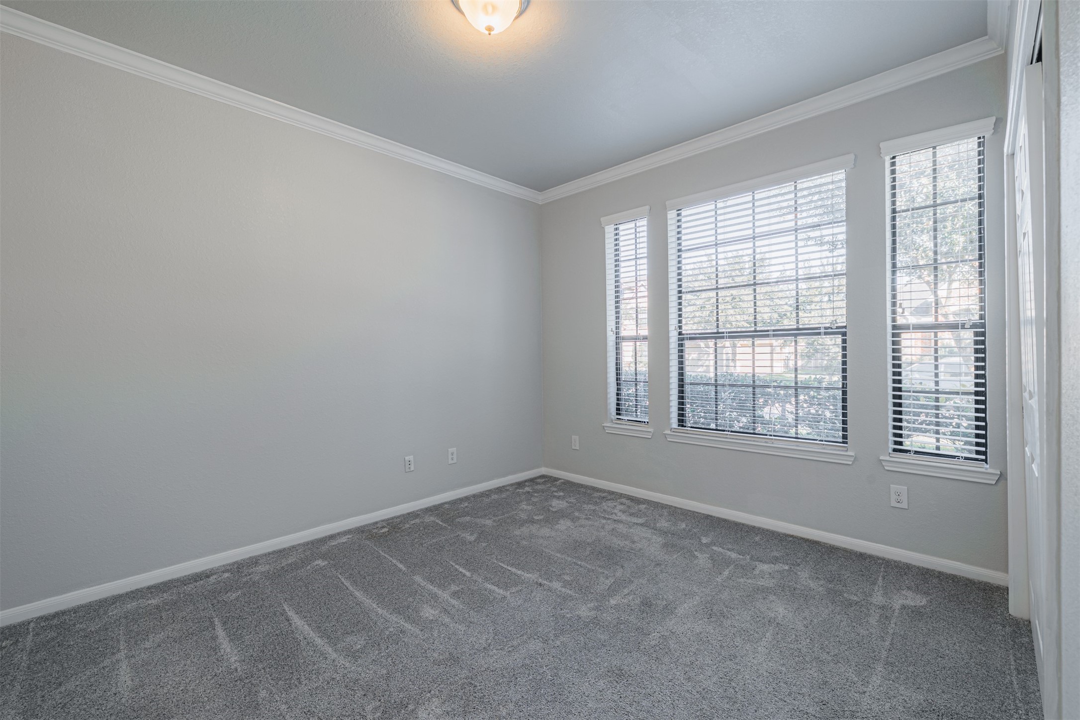 7814 Pacific Spring Lane Richmond, TX 77407 - Photo 8 of 32 an empty room with a window