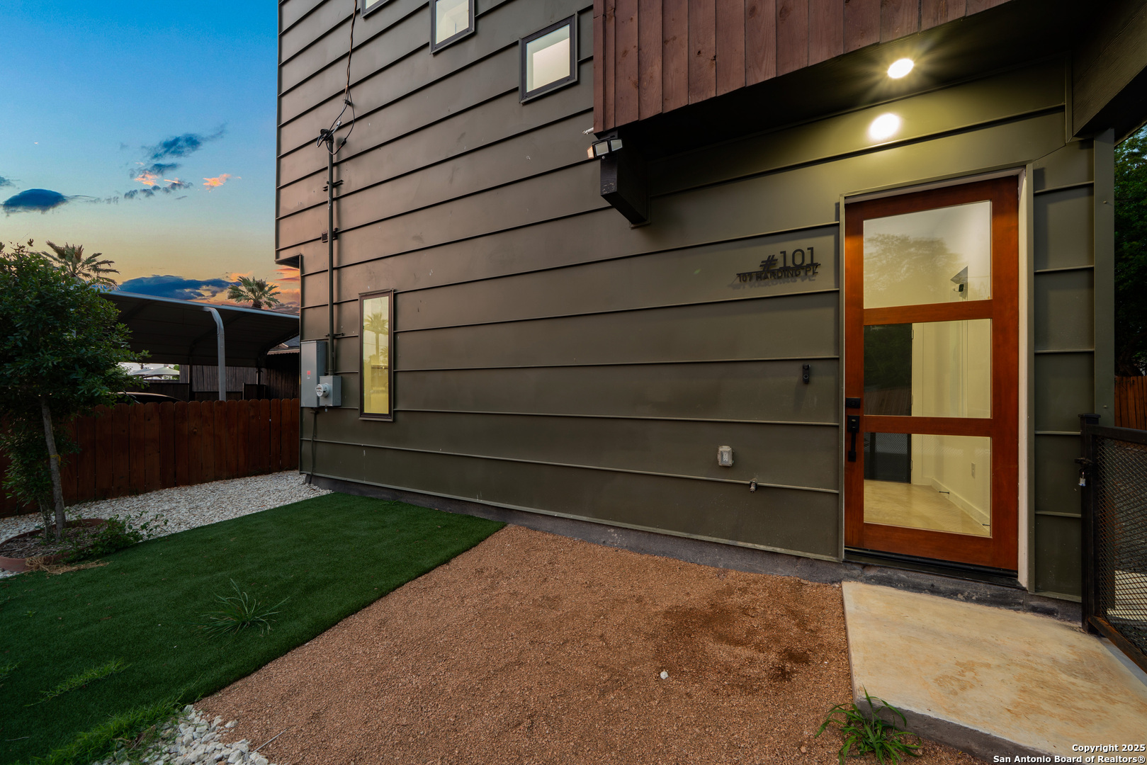 a view of a backyard