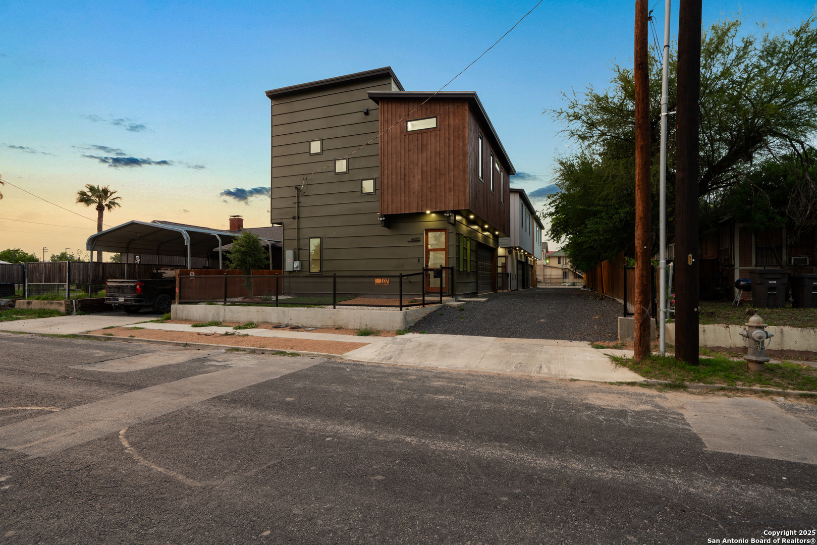 107 Harding Place, Unit 101 San Antonio, TX 78203 - Photo 4 of 39 a front view of a house with a yard