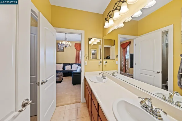a en suite bathroom with sink and mirror