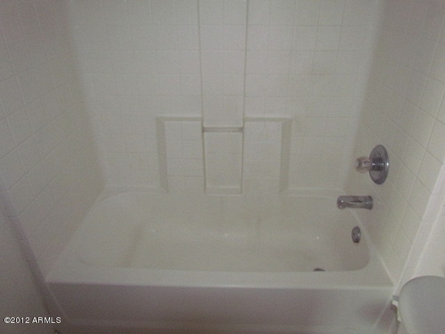 4409 West Coronado Road Phoenix, AZ 85035 - Photo 38 of 40 023-333230 - bathroom 2 tub