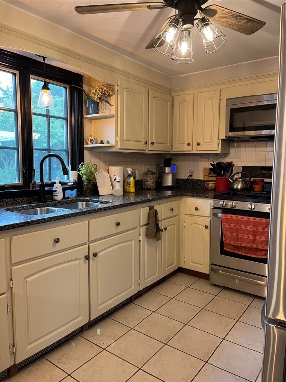 18 Acacia Road Bristol, RI 02809 - Photo 8 of 47