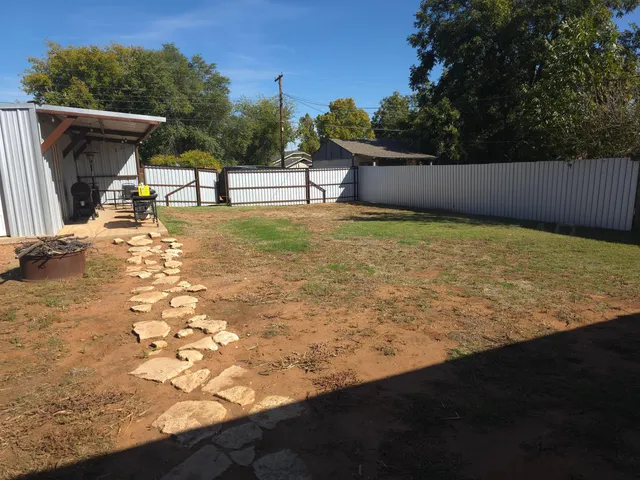 a view of a backyard