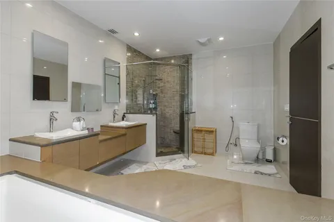 $5,698,000 | 5 Farmwoods Lane, Glen Head, NY 11545