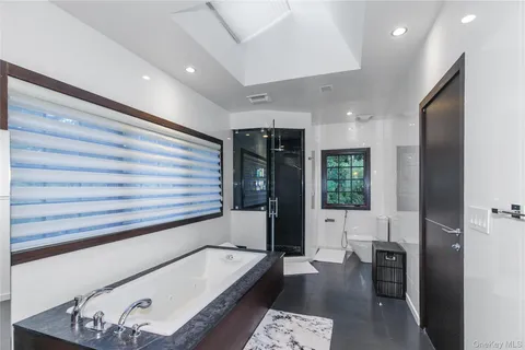 $5,698,000 | 5 Farmwoods Lane, Glen Head, NY 11545