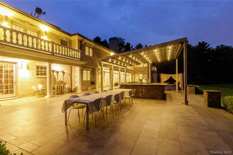 a view of a big room with a big yard