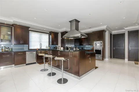 $5,698,000 | 5 Farmwoods Lane, Glen Head, NY 11545