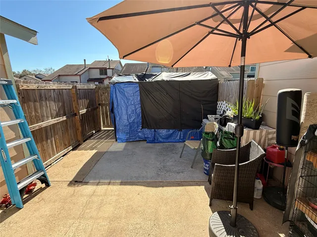 a view of a house with backyard
