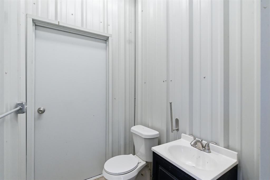 1601 A Stafford Road Weatherford, TX 76088 - Photo 12 of 34 a bathroom with a sink a toilet and shower