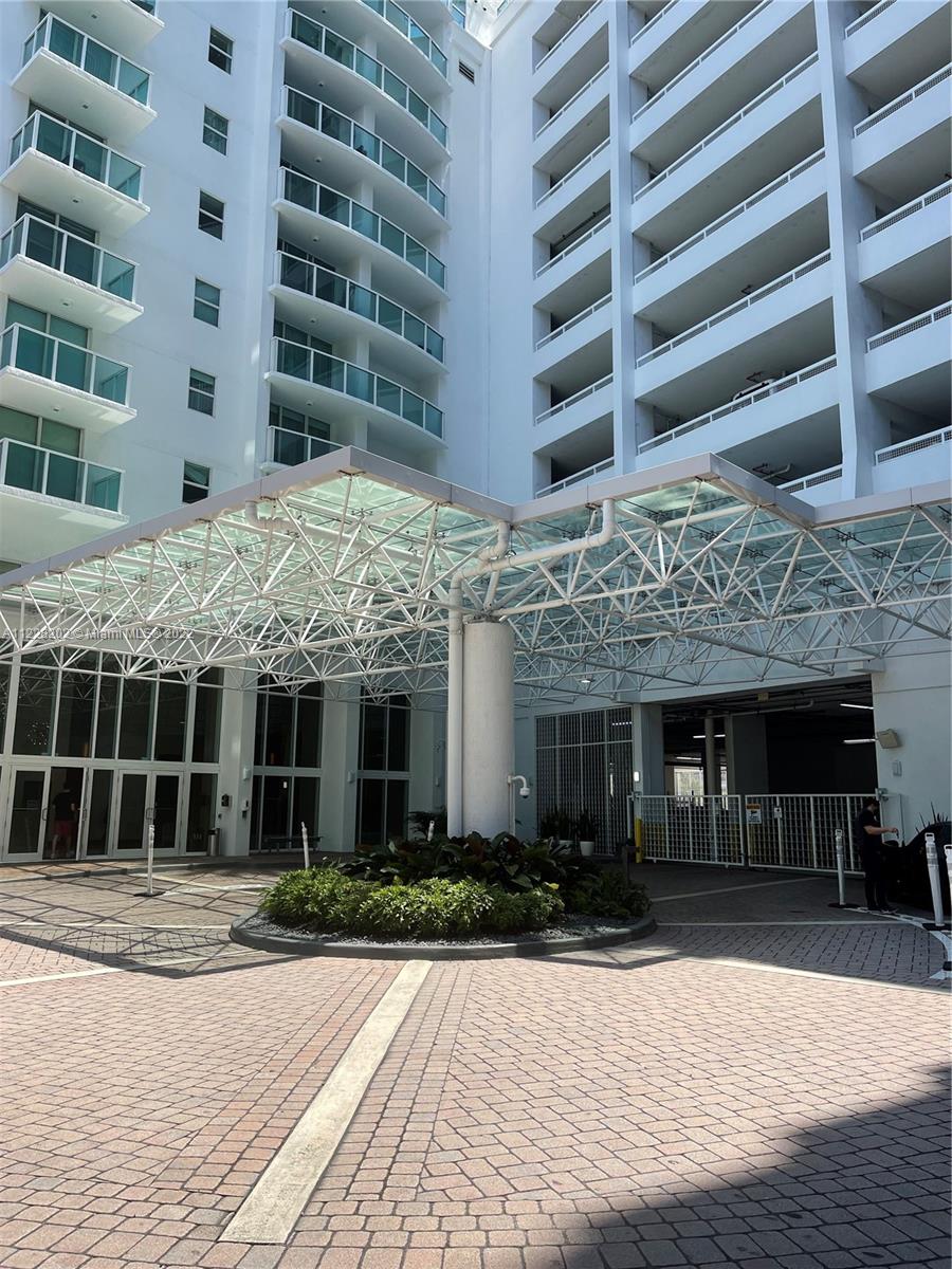 41 Southeast 5th Street, Unit 702 Miami, FL 33131 - Photo 3 of 23 a front view of building with yard