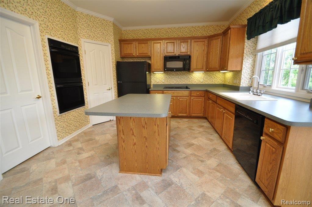 780 Loggers Circle Rochester, MI 48307 - Photo 13 of 61 Spacious Kitchen
