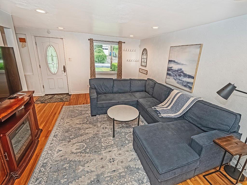 919 Roland Road Pittsburgh, PA 15221 - Photo 4 of 31 Gallery Image 4