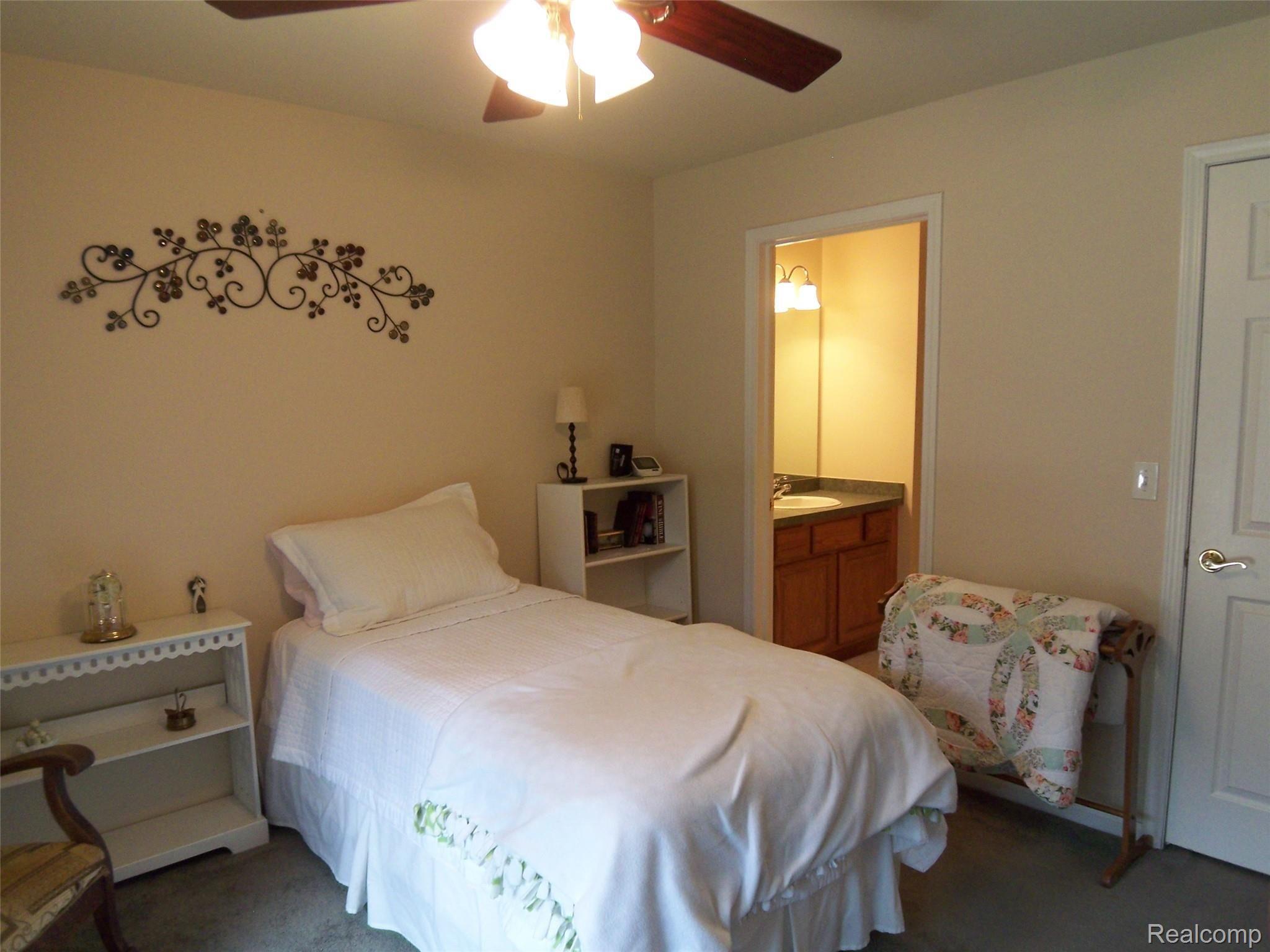 33492 Utica Road, Unit 4 Fraser, MI 48026 - Photo 14 of 24 100_1105.JPG