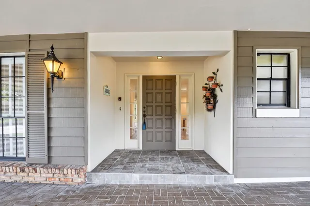 a view of entryway front of a house