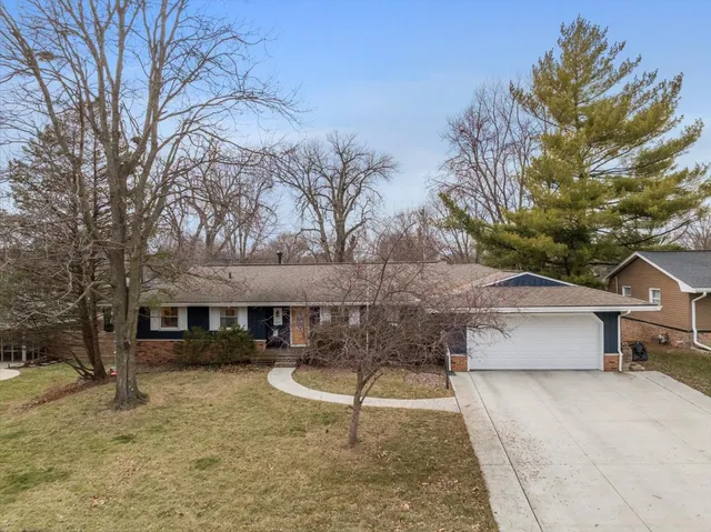 $299,900 | 203 Centennial Avenue, Normal, IL 61761