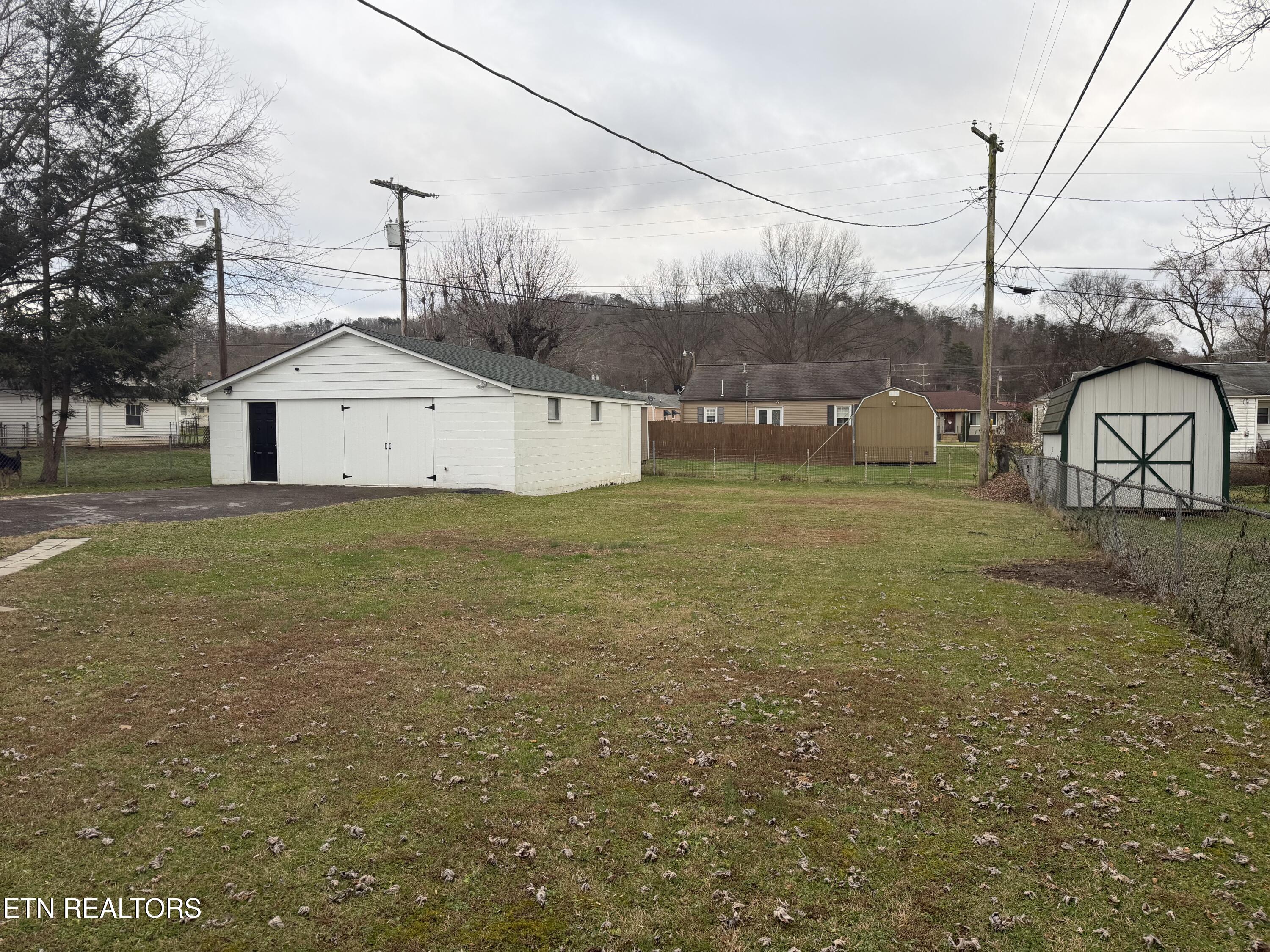 311 Alabama Avenue Clinton, TN 37716 - Photo 11 of 43 backyard 1
