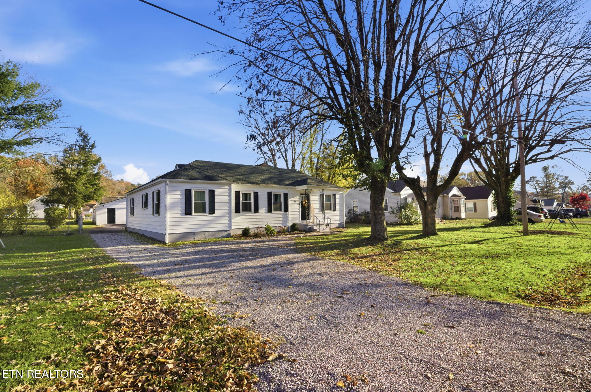 311 Alabama Avenue Clinton, TN 37716 - Photo 2 of 43 1-web-or-mls-DZ3A9609