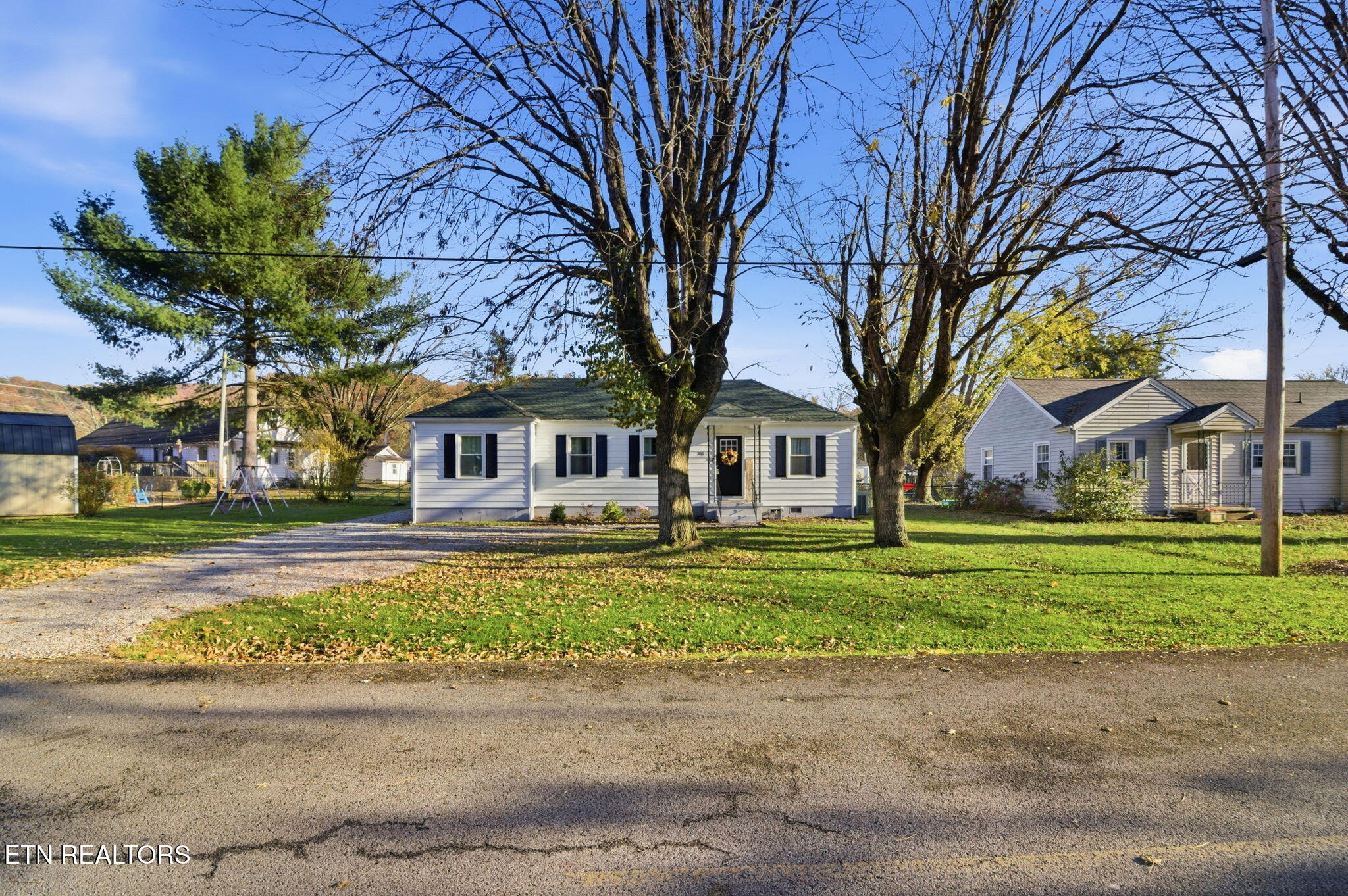 311 Alabama Avenue Clinton, TN 37716 - Photo 3 of 43 2-web-or-mls-DZ3A9613