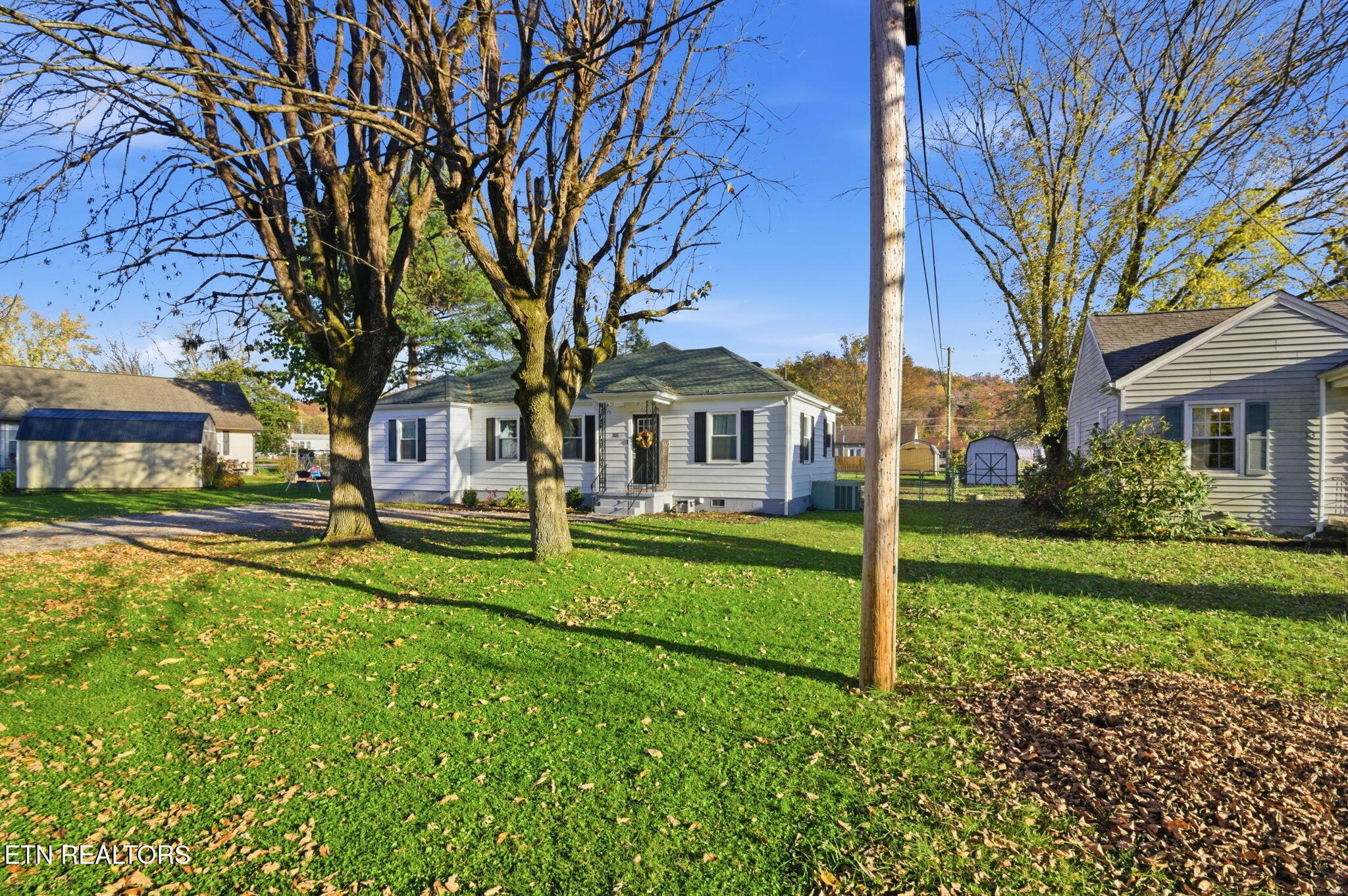 311 Alabama Avenue Clinton, TN 37716 - Photo 4 of 43 3-web-or-mls-DZ3A9617