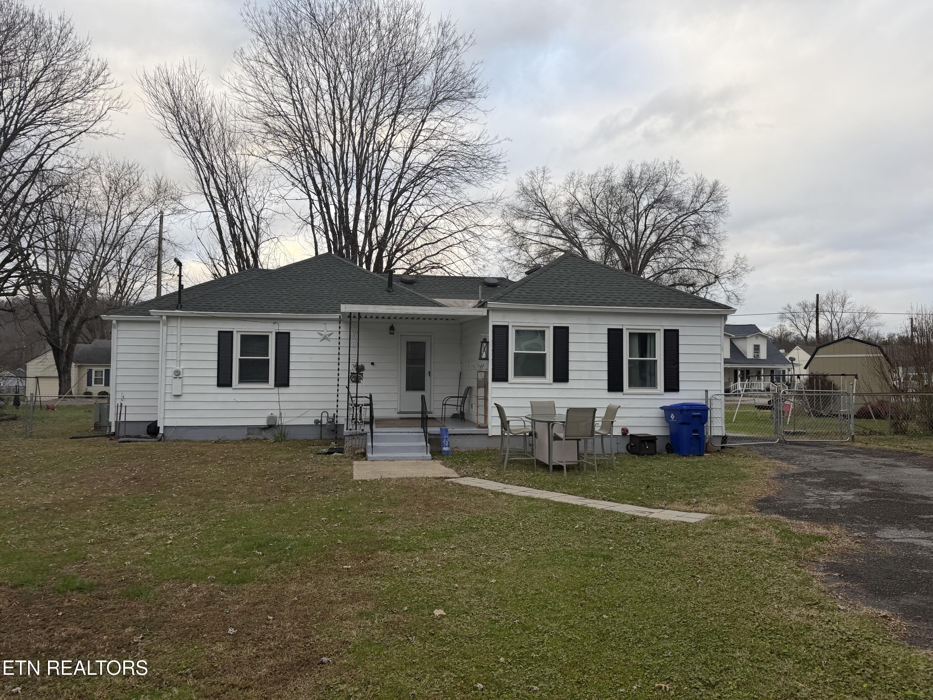 311 Alabama Avenue Clinton, TN 37716 - Photo 6 of 43 Rear 1