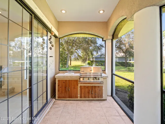 a view of entryway with interior