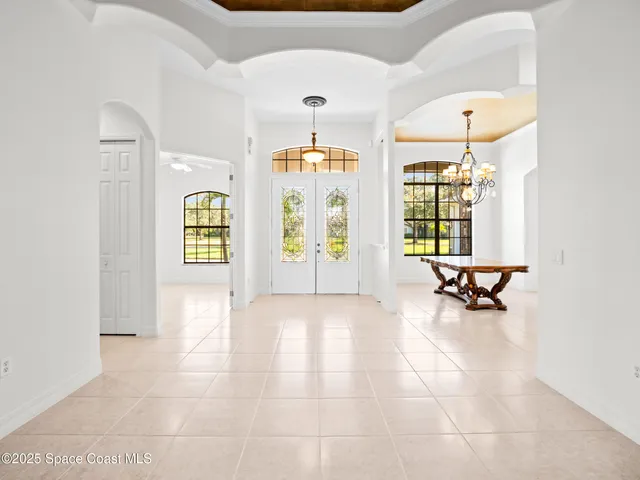 a view of an entryway with a livingroom