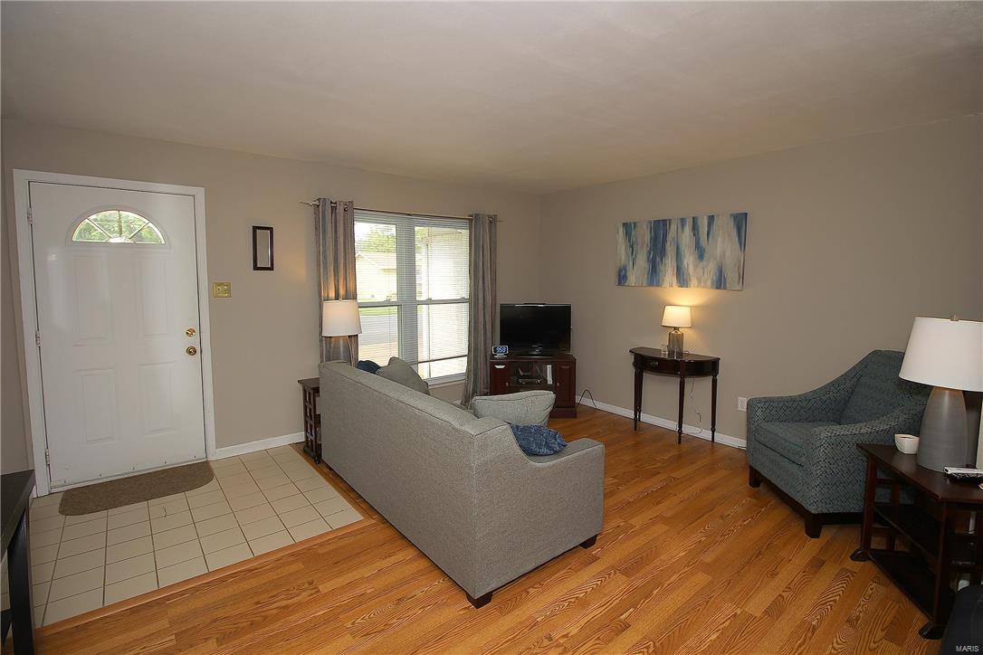 2327 England Town Road St. Louis, MO 63129 - Photo 2 of 37
