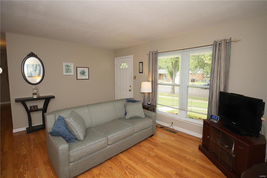 2327 England Town Road St. Louis, MO 63129 - Photo 3 of 37