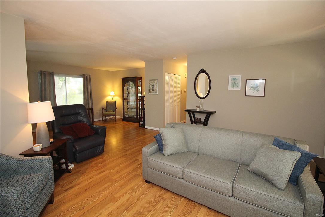 2327 England Town Road St. Louis, MO 63129 - Photo 4 of 37