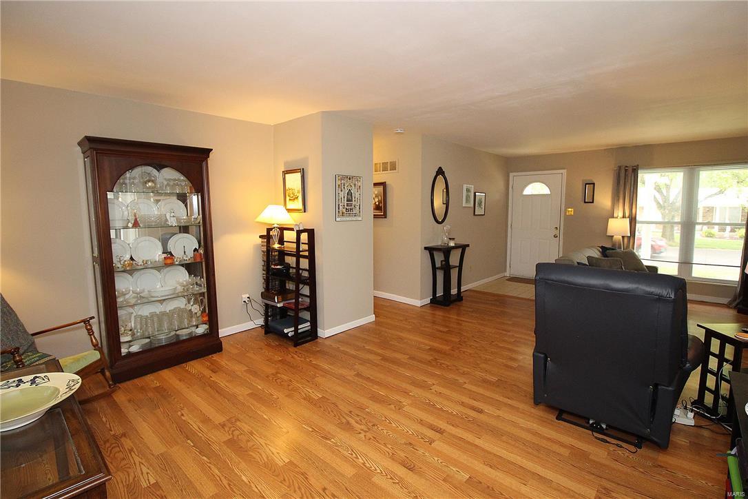 2327 England Town Road St. Louis, MO 63129 - Photo 5 of 37
