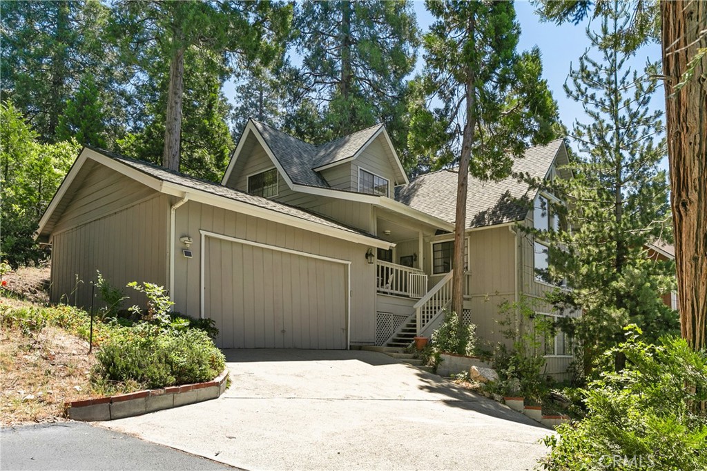 329 Grass Valley Road Lake Arrowhead, CA 92352 - Photo 4 of 31 a backyard of a house with lots of green space