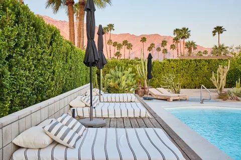 $1,150,000 | 915 East Via Escuela, Palm Springs, CA 92262