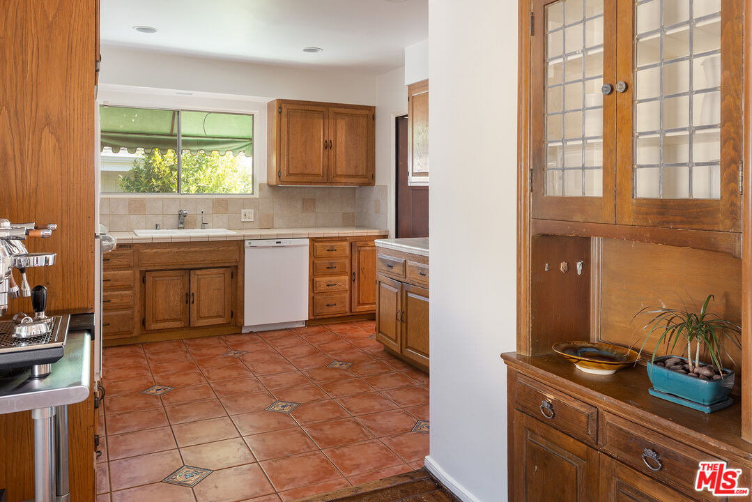 10346 Rochester Avenue Los Angeles, CA 90024 - Photo 7 of 19 a kitchen with a stove a sink and a refrigerator