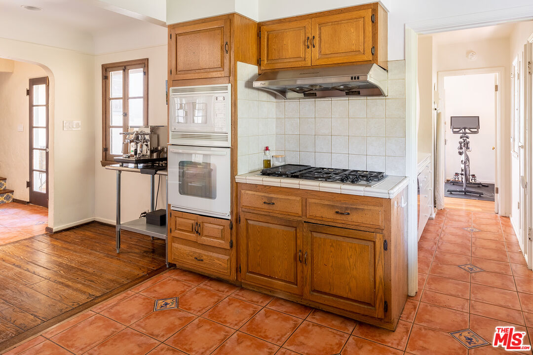 10346 Rochester Avenue Los Angeles, CA 90024 - Photo 8 of 19 a kitchen with a stove a sink and a refrigerator