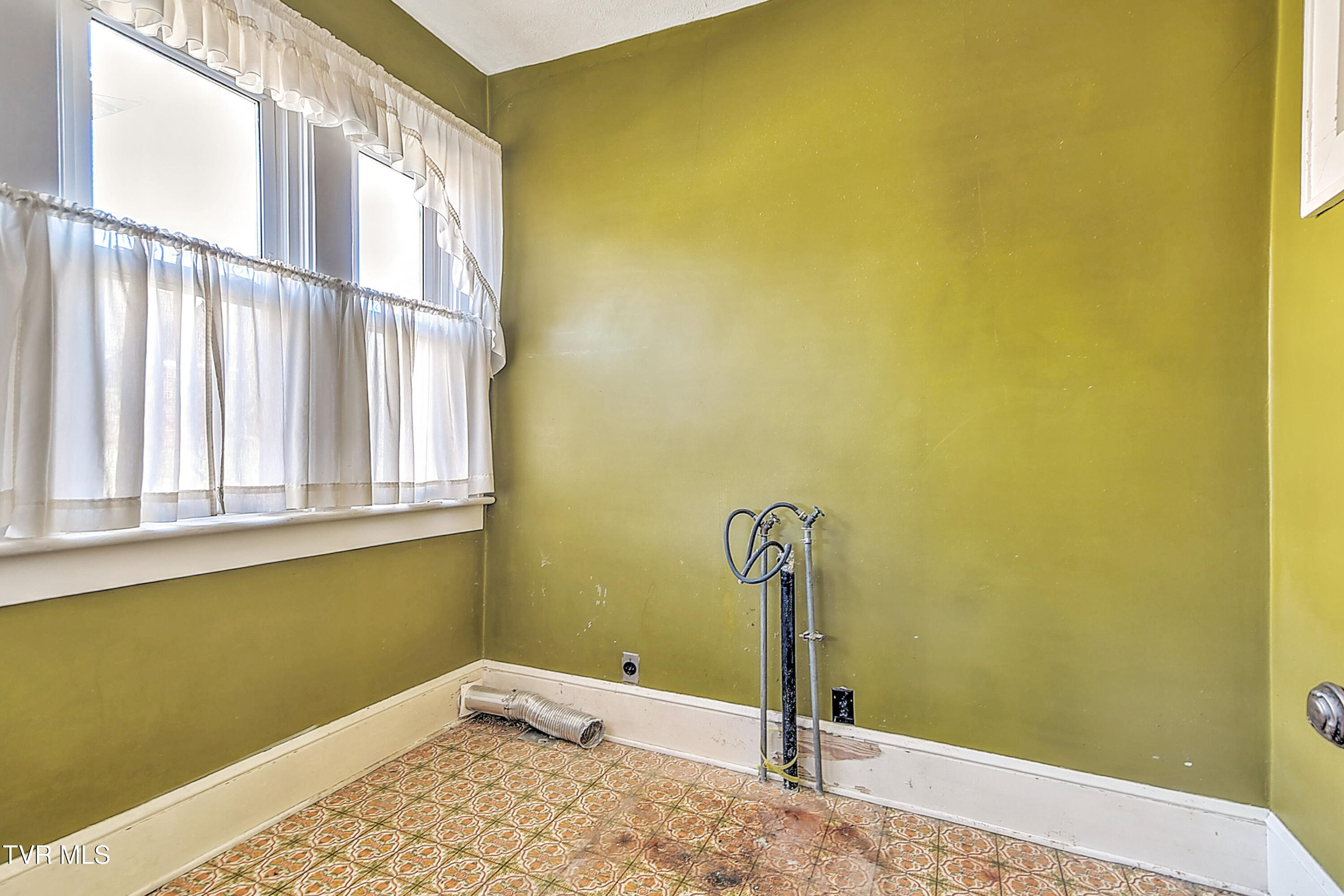 724 Park Street Bristol, VA 24201 - Photo 17 of 35 724 Park St KK-27