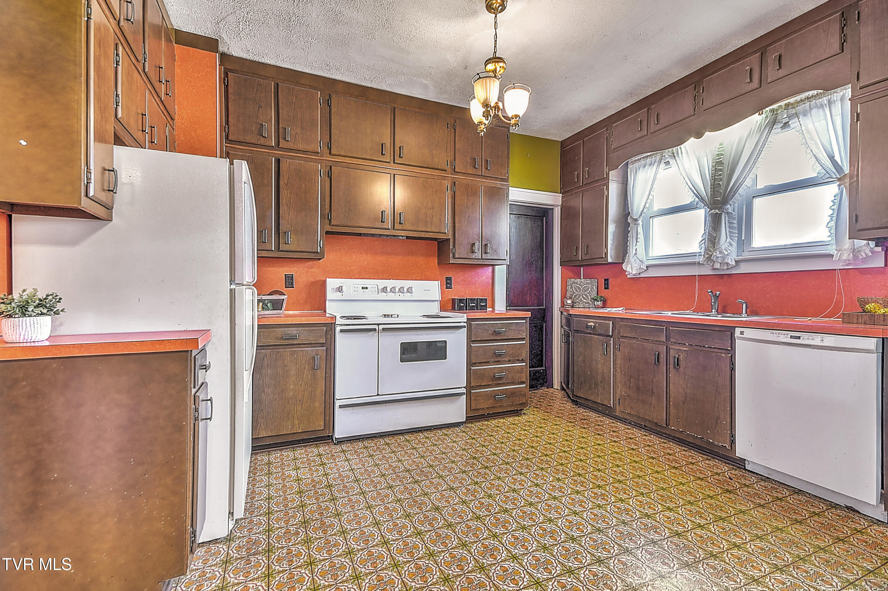 724 Park Street Bristol, VA 24201 - Photo 4 of 35 724 Park St KK-22