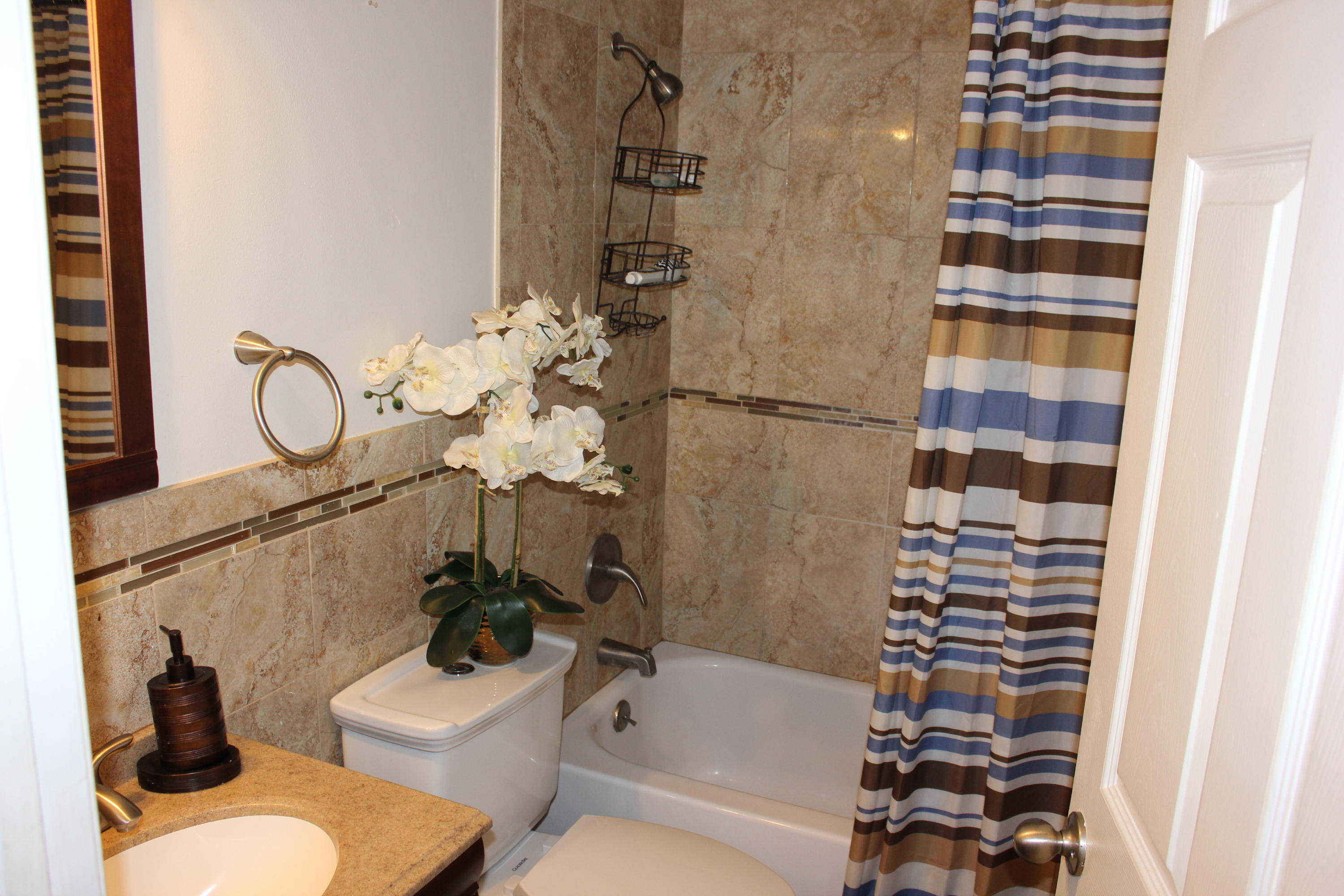 1041 West 10th Street Riviera Beach, FL 33404 - Photo 4 of 14 Full Bathroom