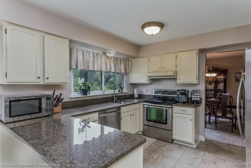 2300 North Fairview Lane Rochester, MI 48306 - Photo 12 of 43 012-Kitchen-1936229-medium.jpg