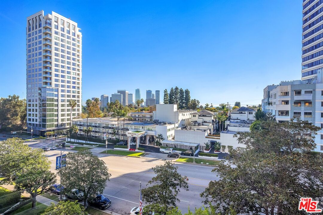 865 Comstock Avenue, Unit 4C Los Angeles, CA 90024 - Photo 13 of 26 a picture of city view