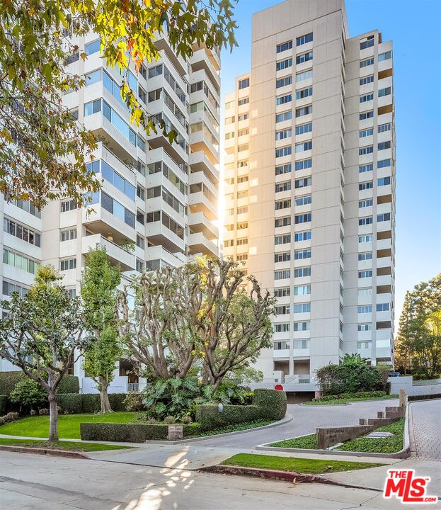 865 Comstock Avenue, Unit 4C Los Angeles, CA 90024 - Photo 2 of 26 a building view