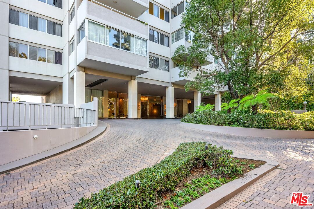 865 Comstock Avenue, Unit 4C Los Angeles, CA 90024 - Photo 3 of 26 a view of a building with a yard