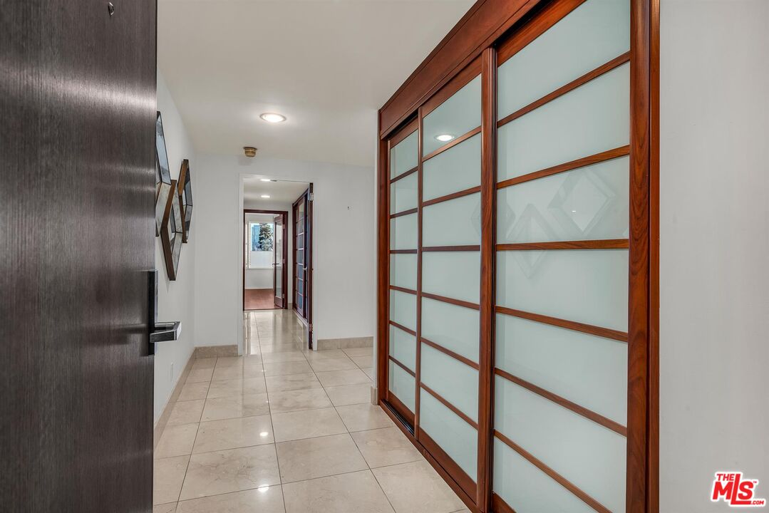 865 Comstock Avenue, Unit 4C Los Angeles, CA 90024 - Photo 6 of 26 a view of entryway